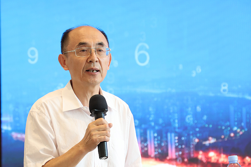 “老交通”智庫(kù)副主任、原交通運(yùn)輸部總工程師周偉主持沙龍.jpg