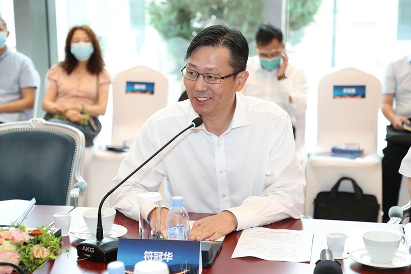 “老交通”智庫(kù)執(zhí)行副主任、蘇交科集團(tuán)董事長(zhǎng)符冠華主持沙龍.jpg